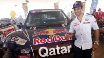 El piloto catar&iacute; Nasser Al Attiyah Prohens posa junto a su coche durante las verificaciones t&eacute;cnicas en el campamento del rally Dakar hoy, viernes 4 de enero de 2013, en Lima (Per&uacute;). El rally m&aacute;s famoso del mundo comienza el 5 de enero en la capital peruana y termina en Santiago de Chile el 20 de enero. 