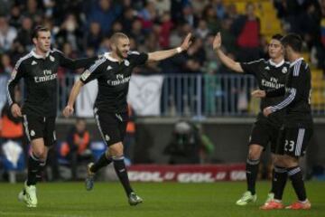 Karim Benzema celebrando el gol 0-1 que acaba de anotar durante el partido de Liga en Primera División ante el Málaga que están disputando esta noche en el estadio de La Rosaleda