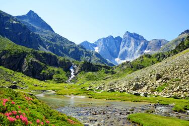 Está ubicado en la cordillera de los Pirineos, cerca de la localidad de Torla-Ordesa, en el valle de Bujaruelo. Dentro del parque nacional de Ordesa y Monte Perdido. El tipo de roca es mayoritariamente de granito, aunque también hay rocas metamórficas.