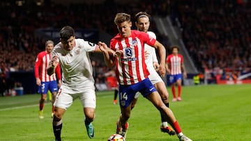 Marcos Acuña disputa un balón con Marcos Llorente en el Atlético-Sevilla copero.