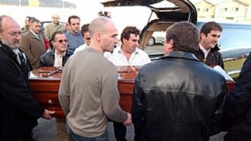 <b>EMOTIVA DESPEDIDA</B>. Vecinos de El Barraco, amigos, ciclistas, su equipo Banesto y su familia han despedido al Chava.