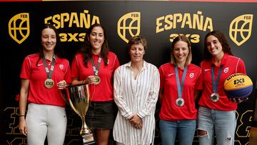 Las jugadoras de la selección femenina 3x3 de baloncesto, Gracia Alonso de Armiño (i), Vega Gimeno (2i), Juana Camilión (d) y Sandra Ygueravide (2d), posan junto a la presidenta de la Federación Española de Baloncesto (FEB), Elisa Aguilar (c), durante su comparecencia ante los medios este lunes en Madrid tras su llegada desde China de la final del circuito. Este combinado es subcampeón olímpico y campeón de Europa, así como ganador de cuatro torneos de las series mundiales.