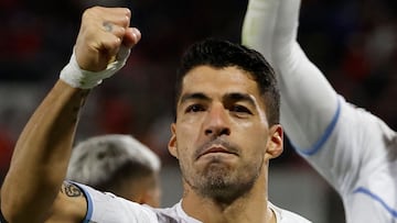 Uruguay's Luis Suarez (R) celebrates with Uruguay's Diego Godin after scoring against Chile during their South American qualification football match for the FIFA World Cup Qatar 2022 at the San Carlos de Apoquindo Stadium in Santiago on March 29, 2022. (Photo by Alberto Valdes / POOL / AFP)