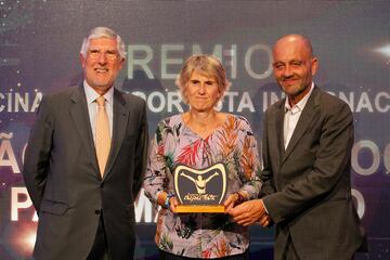 Paloma del Río y João Pedro Mendoça reciben el premio de manos de João Mira Gomes, embajador de Portugal.