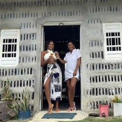 They collect 8,000 glass bottles and build a 7-room house in two years: “It has our signature on it”