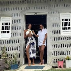 Recogen 8.000 botellas de vidrio y se construyen una casa de siete habitaciones en dos años: “Tiene nuestra firma”