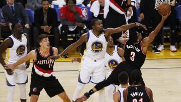 JGM21 OAKLAND (ESTADOS UNIDOS) 05/01/2017.- El jugador de los Trail Blazers C.J. McCollum (d) trata de encestar ante Kevin Durant (c) de los Warriors durante el partido de la NBA que enfrentó a los Golden State Warriors y los Portland Trail Blazers en el Oracle Arena en Oakland, California (Estados Unidos) ayer, 4 de enero de 2016. EFE/John G. Mabanglo