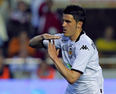 David Villa, uno de los mejores delanteros españoles de todos los tiempos, dejó una huella profunda en el Valencia donde jugó entre 2005 y 2010, convirtiéndose en ídolo de Mestalla. Disputó 225 partidos oficiales y anotó 129 goles, ganando la Copa del Rey 2008 y siendo clave en las clasificaciones a Champions League. Su promedio goleador lo sitúa entre los grandes de la historia del club, junto a leyendas como Kempes y Mundo.