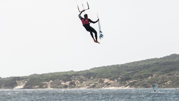 Kitesurfista practicando Big Air en la playa de Valdevaqueros, Tarifa.