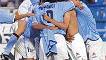 <b>RIANXEIRA EN BALAIDOS</B>. El Celta se dio un homenaje en el derby gallego y sus jugadores pudieron celebrar un rotundo 3-0 ante los vecinos.