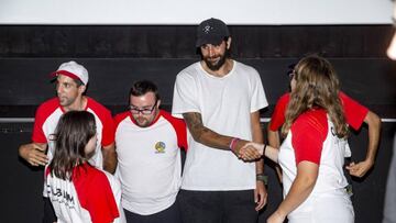 Ricky Rubio saluda a los deportistas de los Special Olympics que participan en el Torneo de Baloncesto Unificado de El Masnou.