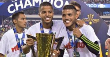 Los ya tan conocidos hermanos mexicanos son habituales integrantes de la Selección Mexicana. El mayor de ellos, Giovani, es quien más ha destacado, Entre sus logros aparecen el primer lugar en el Mundial Sub-17 de 2005 y el Oro Olímpico con la Selección Sub-23, en Londres 2012. Jonathan actualmente es titular con el Villarreal y ambos apuntan a participar en la Confederaciones 2017.