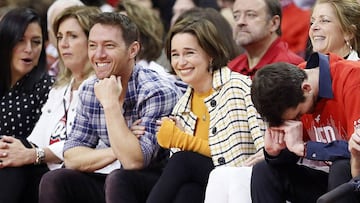 Emilia Clarke asiste a juego de la NBA entre Rockets y Warriors