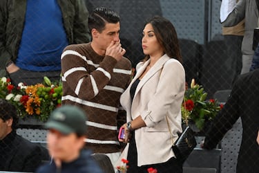 Kepa Arrizabalaga junto a su pareja, Andrea Martínez, durante el partido que los tenistas Andréi Rublevv y Carlos Alcaraz disputaron en el Mutua Madrid Open.