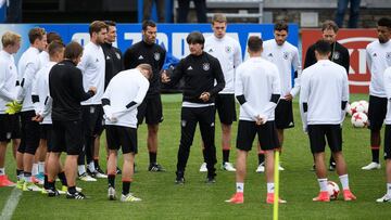 Löw habla ante sus jugadores de Alemania.