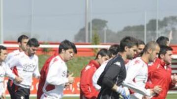 <b>AL UNÍSONO. </b>La plantilla sportinguista corretea, ayer, en Mareo, tras la reunión mantenida primero en solitario, y luego con Clemente.