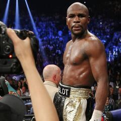 Who has beaten Floyd Mayweather? When was his last loss?