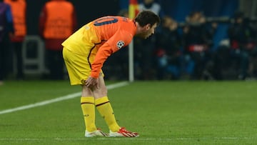 Leo Messi cayó lesionado.