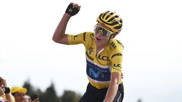 Movistar Team's Dutch rider Annemiek Van Vleuten wearing the overall leader's yellow jersey celebrates as she cycles to the finish line to win the 8th and final stage of the new edition of the Women's Tour de France cycling race, 123,3 km between Lure and La Super Planche des Belles Filles, on July 31, 2022. (Photo by Jeff PACHOUD / AFP)