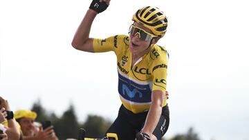 Van Vleuten celebra su triunfo en la cima de La Super Planche des Belles Filles.