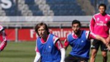 A TOPE EN VALDEBEBAS. Ramos (que regresaba al grupo) y Modric se entrenan junto a Arbeloa y Lucas Silva.