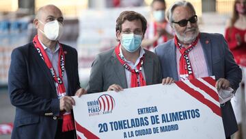 El alcalde de Madrid, José Luis Martínez-Almeida sostiene la donación de 20 toneladas de alimentos para Madrid realizada por el presidente de la Unión Internacional de Peñas del Atlético de Madrid, Eduardo Fern&aa