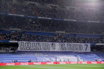 Pancarta de los aficionados del Real Madrid para homenajear al Presidente de Honor del club blanco, Amancio Amaro.