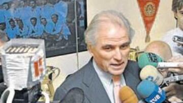 <b>EXPECTACIÓN. </b>Calderón habló para los medios en el Bernabéu para explciar la situación del club.