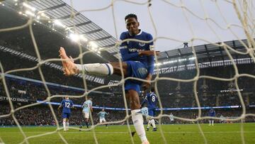 Soccer Football - Premier League - Manchester City v Everton - Etihad Stadium, Manchester, Britain - December 15, 2018  Everton&#039;s Yerry Mina reacts as Manchester City&#039;s Raheem Sterling celebrates scoring their third goal   Action Images via Reuters/Jason Cairnduff  EDITORIAL USE ONLY. No use with unauthorized audio, video, data, fixture lists, club/league logos or &quot;live&quot; services. Online in-match use limited to 75 images, no video emulation. No use in betting, games or single club/league/player publications.  Please contact your account representative for further details.