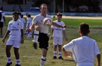 Butragueño con los niños de la Fundación del Real Madrid en La Habana