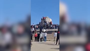 El derrocamiento de Damasco marca el fin del régimen de los Al-Assad tras más de 50 años, con imágenes impactantes de la caída de la icónica figura.