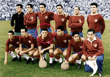 Sólo estuvo una temporada en el Athletic (1960-1961). Después de eso, militó entre 1961 y 1966 en el Sevilla.