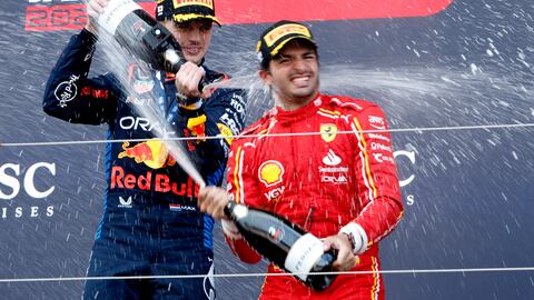 Sainz, en el podio de Japón junto a Verstappen.