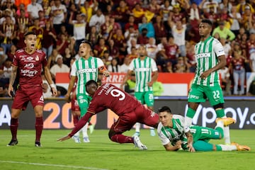 AMDEP1949. IBAGUÉ (COLOMBIA), 26/06/2022.- Juan Fernando Caicedo (c) del Tolima celebra un gol hoy, en el partido de la final de la Primera División de fútbol colombiano entre Deportes Tolima y Atlético Nacional en el estadio Manuel Murillo Toro en Ibagué (Colombia). EFE/Mauricio Dueñas Castañeda
