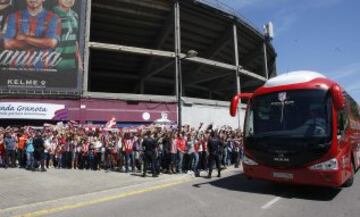 Recibimiento a los jugadores del Atlético a su llegada al Estadio Ciutat de Valencia.