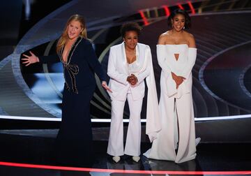 Las presetadoras de la gala Regina Hall, Amy Schumer y Wanda Sykes.