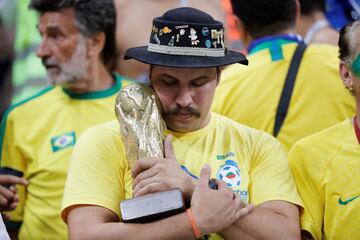 Brasil-Bélgica (1-2). Un aficionado brasileño desolado tras la eliminación en cuatros de final.