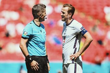 Harry Kane dialoga con Daniele Orsato en el pitido final de la primera parte. 