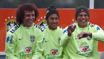 Neymar, entre David Luiz y Thiago Silva.