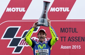 La historia de Rossi con Assen se remonta hasta 1997. Gan¨® por primera vez en el trazado holand¨¦s durante ese a?o, todav¨ªa en 125cc, abriendo la seda a una historia de amor que terminar¨ªa veinte a?os despu¨¦s. En 1998, ya en 250cc, consigui¨® la segunda victoria, aunque no fue hasta 2002, ya en la categor¨ªa reina con Honda, cuando sumar¨ªa el tercer triunfo en ¡®La Catedral¡¯. Esa fue con HRC, pero despu¨¦s llegar¨ªan siete m¨¢s con Yamaha (2004, 2005, 2007, 2009, 2013, 2015 y 2017). La ¨²ltima de esta lista de ocho victorias ser¨ªa tambi¨¦n la ¨²ltima en toda su carrera deportiva en MotoGP, lo cual, el italiano recuerda de manera especial, en uno de sus circuitos favoritos.