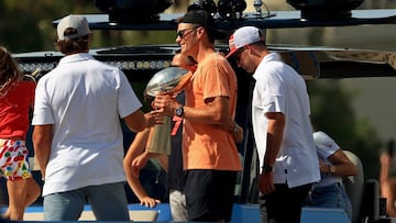 Durante el desfile de campeones de los Buccaneers, celebrado en botes, el pasador de 43 a&ntilde;os arroj&oacute; el Vince Lombardi de su nave a otra embarcaci&oacute;n.