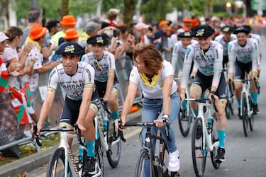 Los ciclistas del equipo Bahrain Victorius, encabezados por Mikel Landa, al que acompaña la exciclista Joane Somarriba, se dirigen a la presentación de los equipos que participan en la edición 2023 del Tour de Francia.