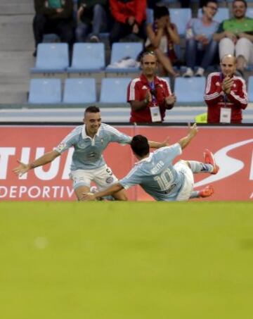 Iago Aspas celebrando el gol 2-0 que acaba de marcar al Barcelona 