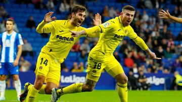 Cornellá de Llobregat (Barcelona), 09/11/2022.- Los jugadores del Villarreal, Manu Trigueros (i) y Alberto Moreno, celebran el primer gol del equipo castellonense durante el encuentro correspondiente a la jornada catorce de primera división que disputan hoy miércoles frente al Espanyol en el RCDE Stadium, en Cornellá de Llobregat. EFE / Enric Fontcuberta.
