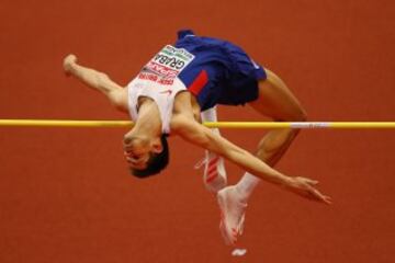 El atleta británico Robbie Grabarz compite en salto de altura.
