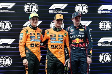 Lando Norris, en el medio de la imagen, secundado por Oscar Piastri y Max Verstappen, los tres primeros de la clasificación del sábado.
