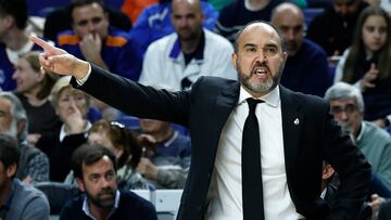 MADRID, 06/04/2023.- El entrenador del Real Madrid, Chus Mateo, durante el partido de la jornada 33 de la EuroLiga que Real Madrid y Bayern Múnich juegan hoy jueves en el WiZink Center, en Madrid. EFE/Chema Moya