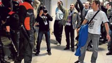 <b>DISTURBIOS. </b>Un grupo de accionistas increpó al nuevo Consejo, que fue escoltado por la Ertzaintza.