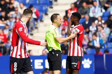 Iñaki Williams explica el incidente racista a Cuadra Fernández.