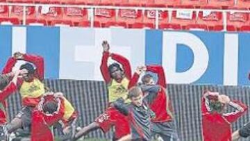 <b>ENSAYO. </b>El Lokomotiv trabajó por la tarde en el Sánchez Pizjuán y pudo comprobar el buen estado del césped.